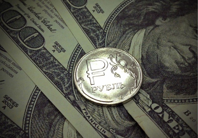 Нефть избавила рубль от